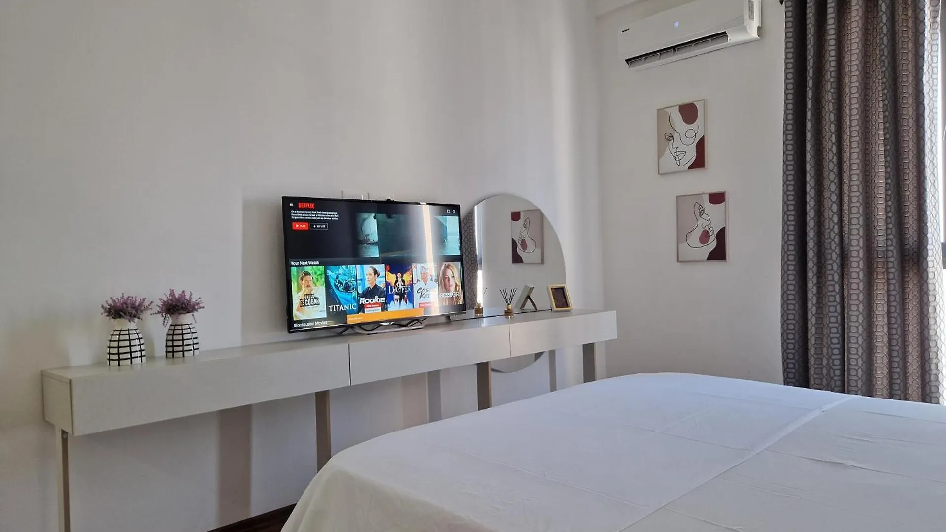 Red & White Palace Apartment Tirana